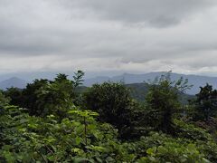 山頂に着きました。今日は曇りなので、富士山は見えない。