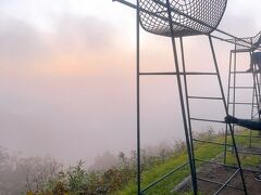 山の頂上にある雲海テラスに到着!

ようやく朝日が昇り始めた?って感じの時間帯ですが、辺りは雲なのか霧なのか、はたまたこれが夢にまで見た"雲海"なのかすら分からんw　この椅子に座って写真撮りたいけど、一時的にめっちゃ行列になっていたので、少ししたら戻って来よう♪