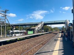 ホテル⇔トマム駅は列車の時間に合わせて無料の送迎バスが運行されているので、私たちが乗る札幌方面の列車の時間に合わせてバスに乗ろうと思いチェックアウトしたら、天候の関係で帯広方面の列車が遅れていたらしく、ロビーがてんやわんや!　どういう状況か分からないままでしたが、なにやら札幌方面の列車利用者を送迎するバスが予定より早めに出発しますのでお急ぎください!とのこと。　えぇ～!

てんやわんやしてた時にちょうどホテルのロビーにいたので無事にバスには乗れましたが、本当にバスの時間に合わせてギリギリの時間にチェックアウトしてたら、バスには乗れず、タクシーで駅まで行く羽目になったと思います…。