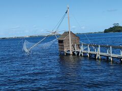 　東郷池に着きました。東郷池に伝わる独特の仕掛け網である「四ツ手網」です。これで、エビや小ブナを取っていたそうですが、現在は３基しか残っていないようです。