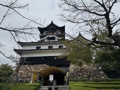 中部国際空港駅から準急に乗って1時間ちょっとで国宝犬山城にやってきました。日曜日なのでインバウンドの方々などでかなり賑わっていました。