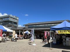 九十九里に戻って、道の駅「オライはすぬま」
館内はすこし古びた雰囲気ですが、外に販売のテントがたくさん出ていて、食欲が刺激されました。