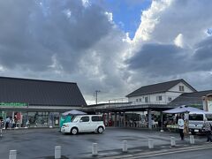 利根川沿いを40分ほど走り、道の駅「発酵の里こうざき」へ。
発酵市場という建物が主力でしょう。地元のみならず、全国の発酵製品がたくさん並んでいました。
さきほど旭で買った豚肉をソテーするのに使えると思い、新潟県南魚沼の「甘麹塩麹」という調味料を購入。しょっぱすぎずマイルドで、これだけでとても柔らかくて美味しいポークソテーができました。