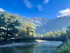 朝イチの上高地散歩。
大正池からカッパ橋まで歩きました。
雲が多い朝でしたが、壮大な景観と澄み切った空気に癒されました。