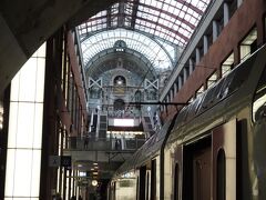 到着ホームから見えたガラス張りの屋根に大時計♪。