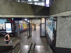 早速、「聖母大聖堂」を目指しますが、行き方の予習をしっかりしていませんでした。。。

雨も降っているので、地下鉄？プレトラム？で最寄り駅を目指すことに。
観光案内所で、マップをもらい、どの駅で降りればよいか聞きました（笑）。
スタッフは、わかりやすく教えてくれて、マップにチェックも入れてくれました。
ありがとー！！！。

アントワープ中央駅とつながっているＤＩＡＭＡＮＴ駅へ。