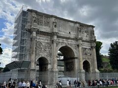 コロッセオ入場口近くにはコンスタンティヌス帝の凱旋門が。

予約無しの入場券売り場はこちらの門の前あたり。
この日はそれほど並んでいませんでした。ただし入場時間が何時に指定されるかはその日の状況次第のようです。