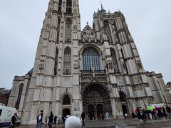 「聖母大聖堂」と「ネロ＆パトラッシュの像」を一緒に！！。

荘厳な建物ですね。
北塔は高さ１２３ｍだそうで、全体を写すのが大変なわけだ（笑）。