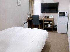 コンテナホテルは、どこも20フィートコンテナを改造して作られているので、広さはほぼ同じ。　1人で宿泊する分には部屋の広さも十分だし、ホテルによくある保冷庫ではなく、一人暮らし用の冷凍・冷蔵庫がちゃんと分かれたやつに、電子レンジまで付いてるので、フツーに生活が出来ちゃいます!　

ジブリパークを車で訪れる方は、10分ちょっとで移動できますのでオススメ出来るホテルです。　名古屋エリアまで行けばホテルはいくらでもありますが、ジブリパークまでは公共交通機関で片道1時間弱…。　翌日以降の行動を考えて私はこのホテルを選んで正解でした!　エリア的にもう来ることはナイかもしれませんが、会員登録するだけで300円割引になるのでしちゃいました。　1泊5,600円で泊まれてかなりお得でした!