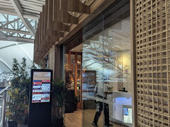 エアラインのラウンジへ

タバコを吸いたい夫と
とにかくおみやげ買ってきたわたし
軽いケンカになり
ダッシュでお土産を買いに

ルピア使い切る