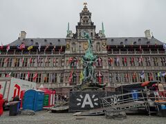 「マルクト広場」にやってきました。

「聖母大聖堂」から徒歩３分ほどの距離です。

ギルドハウスに囲まれた広場。
目の前の建物は市庁舎です。

その前に「ブラボー像」。
アントワープの名前の由来になった「ブラボー像」。

兵士のブラボーが悪さを働いていた巨人（アンティゴーン）をの手首を切り落とし川に投げた伝説があります。
手が「ＡＮＴ（ＨＡＮＤ」、投げる「ＷＥＲＰＥＮ」。
これが合わさって「ＡＮＴＷＥＲＰＥＮ（アントワープ）」になったのですね♪。
手首を持っているのが分かるかな？！。
