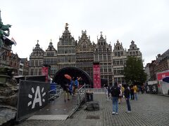 ギルドハウスに囲まれた広場ですが、イベント準備中？。
なんとなく景色が残念。。。