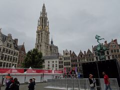 「聖母大聖堂」側。

「ブラボー像」が手首を投げている姿が分かりますね♪。