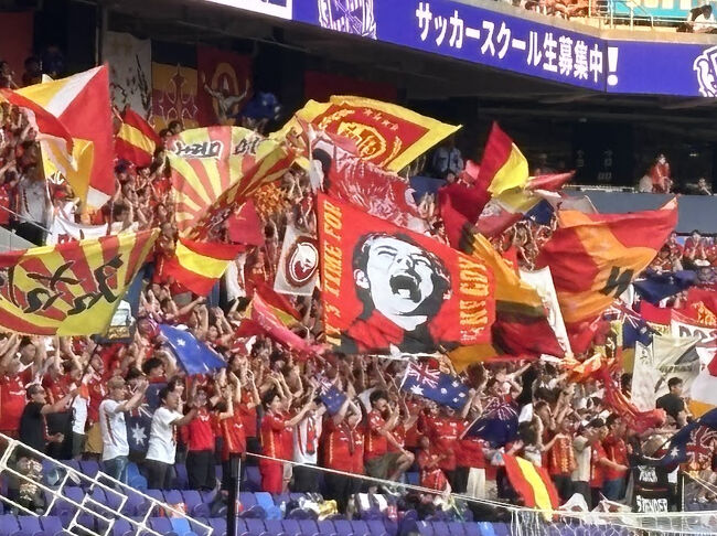 延長でも決着がつかず、とうとうPK戦までもつれました。それがなんと名古屋側で行われる事になりました、案の定相手サポーターーの声援、応援旗にやられました。