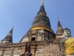 続いてやってきたのはアユタヤ遺跡。
遺跡が点々としているので、ツアーで連れて行ってもらえるとラクチンかもしれません☺️

目の前の階段を上ると、、