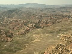 田舎な感じ。入国書類にもCovidに関する記載があったり、空港係員マスクをしていたり、検疫が最初にあるのを見て、島国だなと思う。入管で賄賂を請求されたという友達の話を聞いて緊張していたけど、そんなこともなく、スムーズにアライバルビザUS$10払って入国。ちなみに10ユーロでもOK（損だけど）。空港ATMで無事50万アリアリ（1万5千円強）おろす。空港の周りは田園風景。