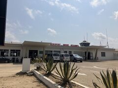 飛行機乗るような人はある程度お金持ってるから、歩いてくる人は珍しいらしいw空港は白人だらけだった。そんな中、昨日バオバブでも見かけた日本人らしき一人旅の男性がいたので、声をかけてみる。すると今夜はタナ泊で明日私と同じ便で帰るらしい。やったー、タクシーシェアできる。マダガスカルに一人で来るような人は旅経験豊富ということで、この男性もそうで、旅話が通じてうれしかった。