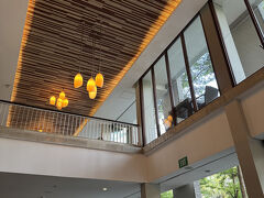 アジアに多いオープンエアーのレストランなのでとにかく蒸し暑いのが苦手な私にはきつかったです。エアコンがあまり効いていないし、突然のスコールで外で食べている人も避難してくるような感じでちょっと騒がしいです。笑　リスがおこぼれを欲しがって降りてくるのが有名みたいです。