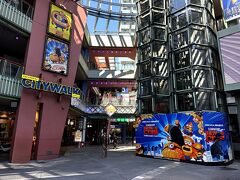 大阪市此花区『Universal Citywalk Osaka』

『ユニバーサル・シティウォーク大阪』の写真。

『USJ』の最寄り駅であるJRゆめ咲線「ユニバーサルシティ」駅に
向かって歩いていきます。
「ユニバーサルシティ」駅から『ユニバ』までは歩いて約5分ほどの
距離です。