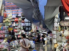 空腹も満たされたので女人街散策。
が、雨が結構降ってて夜市散策にはイマイチ。
そして心がときめくお土産もないので、素通りするだけでした（笑）