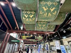 【スカルノハッタ国際空港 第１／２ターミナル】

このビザカウンターで、ドルを払い（クレカもOKな模様）、提示されたタブレットに必要事項だけ書き込めば、直ぐにシールを貼ってくれて終了。

