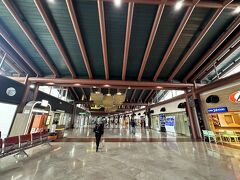 【スカルノハッタ国際空港 第１／２ターミナル】

この時、自分の連絡先としてメルアドを書き込むのだが、私のメルアドが「nasigoreng」なので、カウンター内の担当のお姉さん達に馬鹿ウケ!!

「あなたのメルアド、何これぇ～！ギャハハ～」

「私は20年前にジャカルタに住んでいたんだよぉ～、へへへへへっ...」

みたいな...