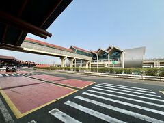 【スカルノハッタ国際空港 第１／２ターミナル】

ほぉぉ～、今は電車が直結しているのかぁぁ...