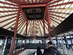 【スカルノハッタ国際空港 第１／２ターミナル】

おおっ、懐かしい～、この天井の「紋様」はそのまんま...