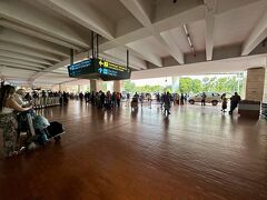 【スカルノハッタ国際空港 第１／２ターミナル】

ここに、17:55にもう一人日本（福岡）から到着する友人を待つ為に、時間を潰していれば良い。