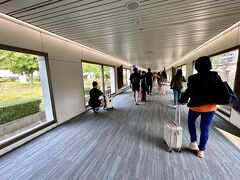 【スカルノハッタ国際空港 第１／２ターミナル】

3時間半経って、ジャカルタ・スカルノハッタ国際空港に到着...

ジャカルタを離れたのは、2000年...なので、24年も経っている...