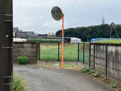 東大田無演習林に伸びる保谷道。
道は左折していますが、かつてはここを真っすぐに進んでたんでしょうね。