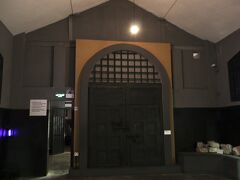 1896年にフランス植民地政府が建てた収容施設「ホアロー刑務所」へ開館時間に合わせて訪問。当時はフランスの活動に反対するベトナム人を収容する為、使用されました。