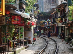 昨夜振りにトレインストリートへ。入口には警察官が居て入れそうになかった為、カフェの客引きを待ちましたが、近くの店にしか案内されず…。