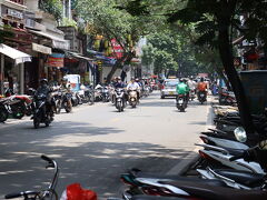 かつてはタンロン城の城下町として発展し、商業中心地であったハノイ旧市街。36の業種の組合によって支えられていた事から「ハノイ36通り」とも呼ばれ、それぞれの道には組合の名前が付けられています。