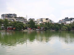 紅河が何度も氾濫を起こした事で出来たハノイ市民憩いの場「ホアンキエム湖」。ホアンキエムとは「還剣」を意味し、15世紀に黎利が神から授かった宝剣で中国軍を破り、大亀を通じて湖で剣を返上したという伝説に由来しています。