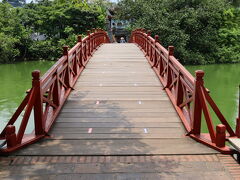 棲旭橋を渡って玉山祠の正殿へ向かいます。