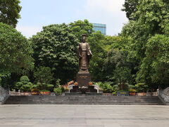 湖畔にあるリータイトー公園には李朝の初代皇帝である「リータイトー」のブロンズ像が建っています。