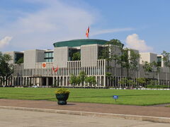 遠回りしながらホーチミン廟や国会議事堂の付近にある「バーディン広場」に漸く到着。ホーチミン廟付近の歩道は立入禁止なので、要注意を。