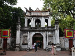 終点のカットリン駅まで乗車し、徒歩で1070年に李朝第三代皇帝リー・タイントンによって建てられた「文廟」へ。「孔子」が祀られている事もあって学問に利益があるパワースポットとなっており、多くのベトナム人が合格祈願に訪れています。