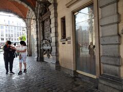 グランプラスから小路へ入り、「セルクラースの像」の近くに・・・。