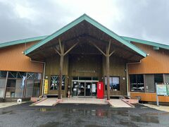 13:40 JA直売所ぽんたん館
ここから歩いて「トローキの滝」を見に行けるのだが、雨が強くなってきたことや、明日に疲れを残したくなかったので断念。
何か良さげなものがあったら買おうと寄ってはみたものの、時間帯が悪かったのか、欲しいものもなく、トイレだけお借りして退散 m(_ _)m