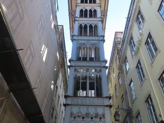 そのすぐ近くにあるのは、有名な観光名所になっているリフトです。1900-1902年に建設された鉄製、高さ45ｍのリフトでどの階も、異なるパターンのゴシック・リヴァイヴァル建築様式で装飾されているそうです。

残念ながら待っている人が多すぎて、登るのは断念しました。