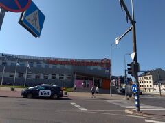 バスターミナル、新しくてきれいです。
窓口のほかに売店などがあり、建物から乗り場に出る辺りにはポストもあります（ただポストというよりは、どこかの事務所の普通の郵便受けに見えるので投函を悩んでしまう）。

また、窓口でスマートカードを返却し、2ユーロ返してもらいました。