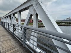 港のほうへ戻って、新港橋を渡って、赤レンガパーク方面へ歩いて行きます。