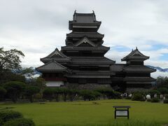 松本城に入場いたしました。
入場するとお土産屋さんと管理事務所があります。
管理事務所で、100名城スタンプいただきました。
