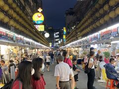 ドミトリーから徒歩２分の基隆廟口夜市。
美食夜市として有名らしい。
