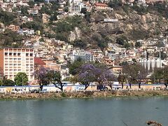 https://4travel.jp/travelogue/11932217

の続き。

空港到着後、またATMでお金をおろそうと思っていたら、国内線ターミナルは国際線からかなり離れているうえに、古くて、ATMはなかった。タクシー交渉するも、７万から下がらず。仕方ない。途中でATMに寄ってもらうことにし、日本人男性の予約しているホテルまで。そこに荷物をいったん置かせてもらい、一緒にキツネザルの保護をしているLemurs Parkに行くことにした。独立広場でタクシーを拾い、南のタクシーブルース乗り場まで。値切っても３万（900円）にしか下がらなかったぼったくりタクシーで。拾った場所が観光地ど真ん中だったのが悪かったかな。でもタナは治安が良くないので、あまり歩き回るのも怖い。必要最低限の現金とスマホ以外貴重品はすべてホテルに置いてきた。途中アヌシ湖を通るとジャカランダが早くも咲いていた。車を止めてもらい写真を撮る。丘の上にハリウッド的なAntananarivoの看板もあった。