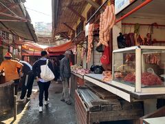 アナラケリー市場。ここは特にすりとかが多いらしいので、さらに気を引き締める。