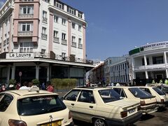 独立広場に並ぶタクシーと老舗ホテル。
