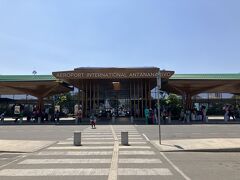 幸い道は空いていて、スムーズに空港到着。3年前にリニューアルしたばかりでとてもきれい。今国内線ターミナルとして使用しているのが前の空港だったらしい。
